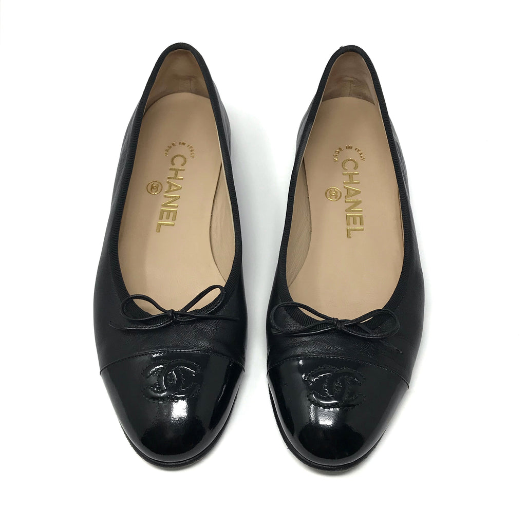Chanel Grey/Black Leather CC Cap Toe Ballet Flats Size 38.5 at 1stDibs