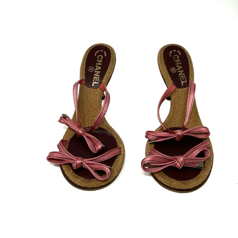 Mursten Dyrt en CHANEL Pink Satin Strappy Bow Mid Heel Cork Sandals 37.5 | 7 –  Jewelsunderthesea